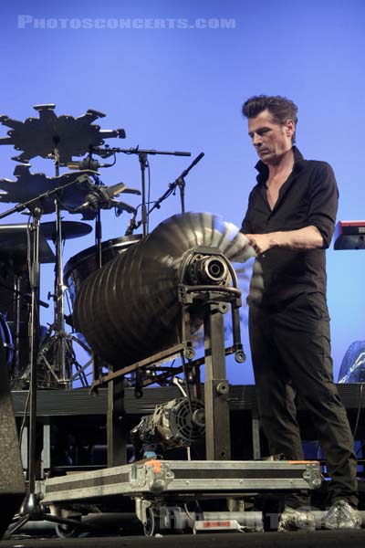 EINSTURZENDE NEUBAUTEN - 2017-05-28 - PARIS - Nef Nord - Grande Halle - Rudolph Moser